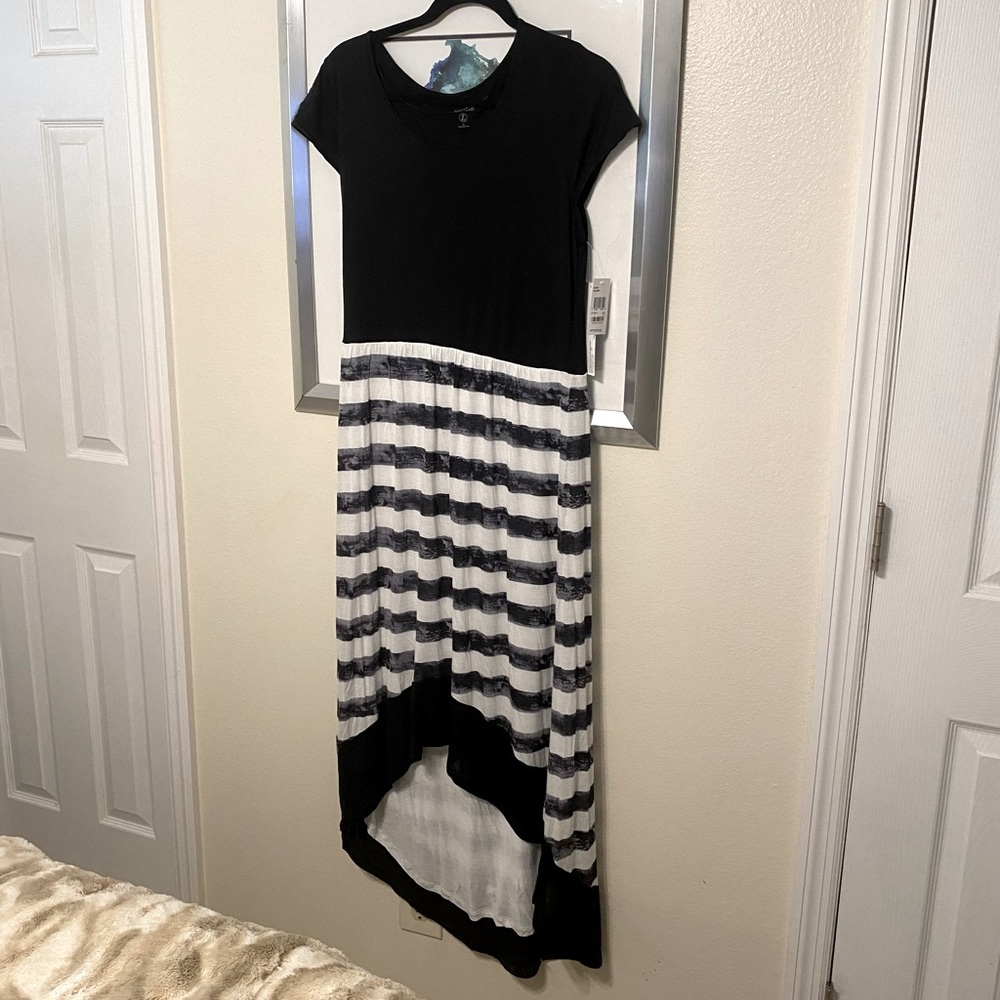 NWT Kensie Black and White Short Sleeved High Low Dress Size Large.